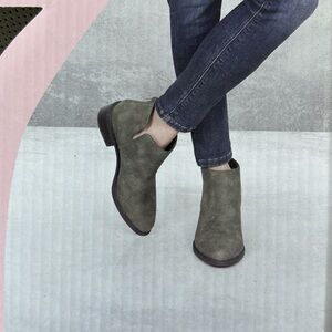 NWT Serra Aldi Side Cut Moss Green Ankle Booties